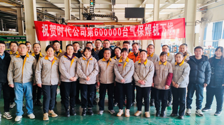 風(fēng)雨(yǔ)中馳而不(bù)息，奮鬥中砥砺前行(xíng)